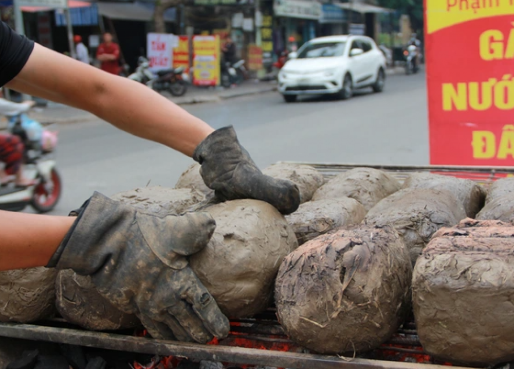 Cho gà tắm thảo mộc, bọc đất sét, chủ quán bán trăm con mỗi ngày ở Hà Nội