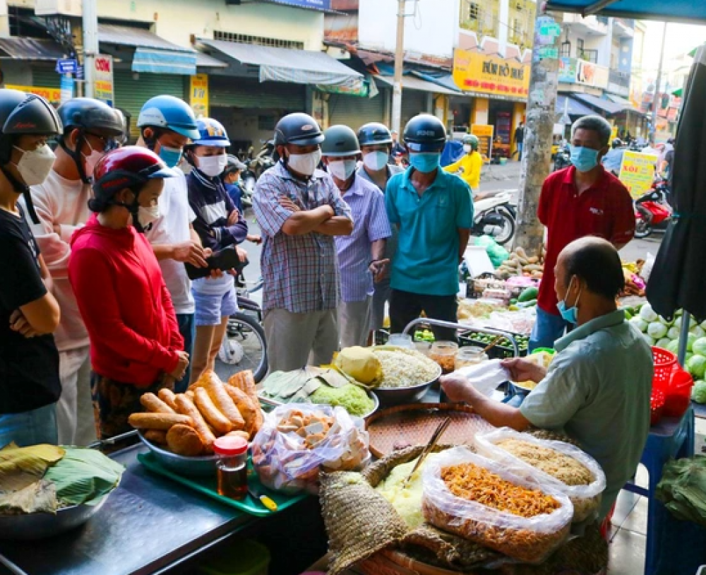 Hàng xôi lá sen đắt khách nhất TPHCM, có tiền cũng khó mua