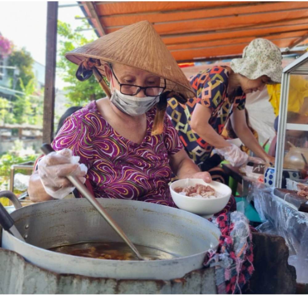 Quán bún giữa trung tâm Đà Nẵng, view đường tàu, giá 5.000 đồng/tô